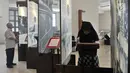 Pengunjung membaca sejumlah surat yang dipamerkan dalam pameran Surat Pendiri Bangsa di Museum Nasional, Jakarta, Kamis (15/11). (Merdeka.com/Iqbal Nugroho)