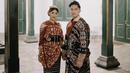 <p>Baju khas Nusa Tenggara Timur (NTT) juga menjadi pilihan pasangan ini saat prewedding. (Foto: Instagram/@kaesangp)</p>
