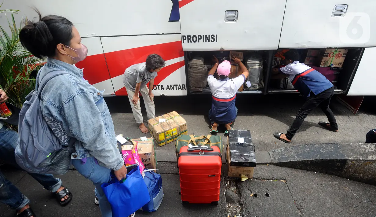 Petugas akan menertibkan angkutan umum yang tidak laik jalan. (medeka.com/Arie Basuki)