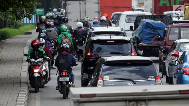 Lalu Lintas Padat, Pengendara Motor Tetap Nekat Lawan Arah