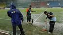 Para petugas berusaha menguras air yang menggenangi lapangan di Stadion Patriot, Bekasi, Senin (13/11/2017). Drainase yang buruk menyebabkan lapangan terendam air. (Bola.com/M Iqbal Ichsan)
