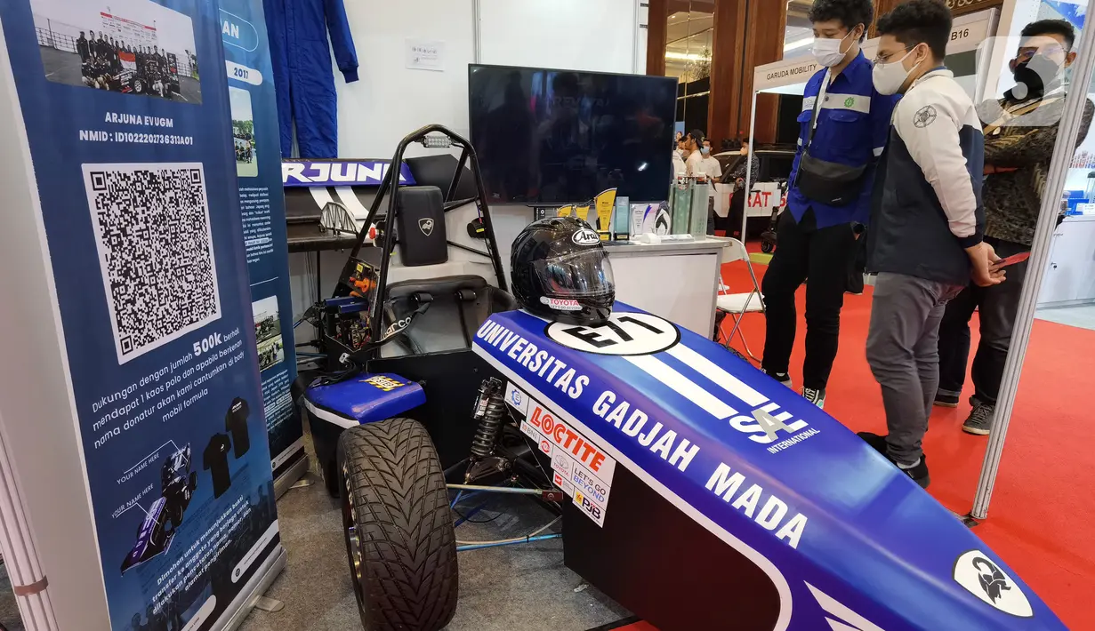 Pengunjung melihat kendaraan listrik yang dipamerkan dalam Indonesia Electric Motor Show (IEMS) 2022 di Jakarta Convention Center, Jakarta, Kamis (29/9/2022). Dengan tema ‘Strengthening Autonomus Ecosystem’, ada sekitar 50 peserta pameran yang mengikuti pameran ini. (Liputan6.com/Johan Tallo)