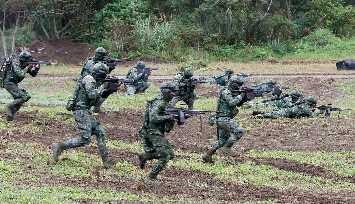 Tentara Taiwan berlari saat latihan militer di Kabupaten Hualien, Taiwan timur, (30/1). Militer Taiwan memulai latihan gabungan dua hari untuk menunjukkan tekadnya untuk mempertahankan diri dari ancaman China. (AP Photo/Chiang Ying-ying)