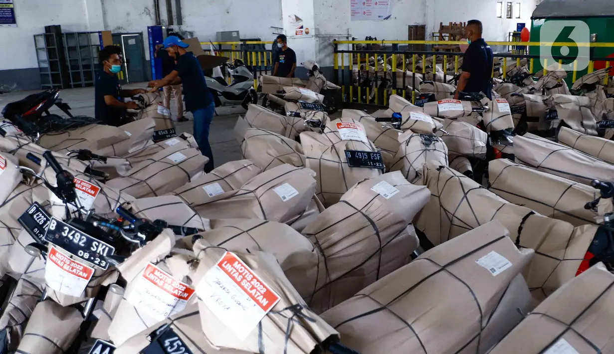 <p>Petugas mengemas sepeda motor sebelum dikirim menggunakan kereta di Stasiun Kampung Bandan, Jakarta Utara, Selasa (26/4/2022). PT Kereta Api Indonesia (KAI) Logistik (Kalog) menyediakan 9.280 kuota pengiriman sepeda motor gratis selama arus mudik dan arus balik Lebaran 2022. (Liputan6.com/Herman Zakharia)</p>