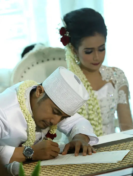 Bang Hengky senyum dong... jangan serius terus.  (Galih W. Satria/bintang.com)