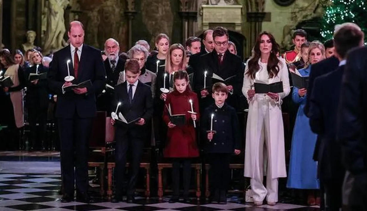 <p>Semenatara itu, suaminya Kate Prince William mengenakan setelan jas hitam yang kompak dengan kedua putranya. Sementara itu, Putri Charlotte mengenakan dress coat maroon. [@princeandprincessofwales]</p>