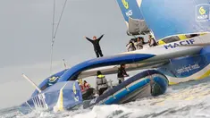 Pelaut Prancis, Francois Gabart (34) melambaikan tangan di atas kapal bernama Macif saat merayakan rekor dunianya di pelabuhan Brest, Minggu (17/12). Gabart memecahkan rekor dunia untuk pelayaran keliling dunia tercepat seorang diri. (AP/Thibault Camus)