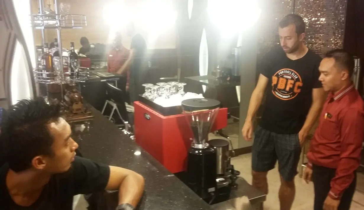 Pemain Pusamania Borneo FC, Goran Gancaev (2kanan) belajar menjadi barista sebelum bertanding pada lanjutan Piala Jenderal Sudirman di Surabaya,Sabtu (21/11/2015). (Bola.com/Vitalis Yogi Trisna)