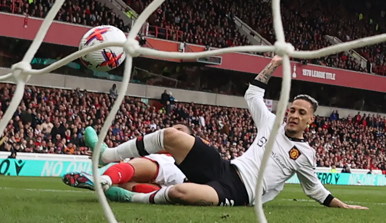Pemain Manchester United, Antony mencetak gol pertama timnya ke gawang Nottingham Forest, Scott McKenna saat laga pekan ke-31 Liga Inggris 2022/2023 di City Ground, Nottingham, Senin (17/04/2023) dini hari WIB. Setan Merah berhasil menang dengan skor 2-0. (AFP/Darren Stapels)