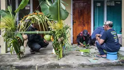 Warga desa menyiapkan persembahan sayuran dan buah-buahan menjelang upacara Yadnya Kasada di Ngadisari, di kaki Gunung Bromo, Jawa Timur, pada Minggu 31 Mei 2026. (JUNI KRISWANTO/AFP)