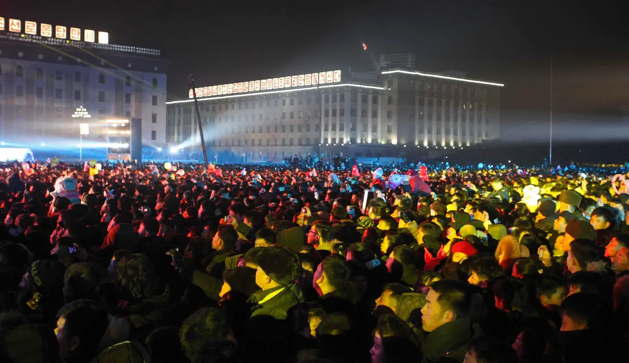 Antusiasme warga Korea Utara menyaksikan pertunjukan Tahun Baru 2019 di Kim Il Sung Square, Pyongyang, Selasa (1/1). Grup seni hingga opera memeriahkan perayaan Tahun Baru 2019 di Korea Utara. (AP Photo/Cha Song Ho)