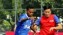 Pemain menggiring bola saat bertanding dalam AIA Championship 2019, Jakarta, Sabtu (12/1). Pemenang kompetisi ini akan mewakili AIA Indonesia dalam kompetisi regional di Thailand. (Liputan6.com/HO/Fahmi)