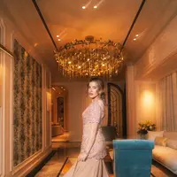 Detail arsitektur yang elegan, mulai dari tangga berornamen hingga chandelier mewah, semakin memperkuat kesan istana pribadi yang menjadi latar sempurna bagi penampilan glamornya. [@tasyafarasya].