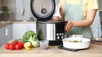 Ilustrasi memasak di rice cooker. (Shutterstock/Pixel-Shot)