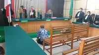 Dua terdakwa Nana Suryana dan Haris Fadilah usai divonis bebas oleh Majelis Hakim Tipikor Jambi, dalam sidang perkara kredit fiktif Bank Mandiri, di Pengadilan Tipikor Jambi, Rabu (3/3/2021). (Liputan6.com/istimewa)