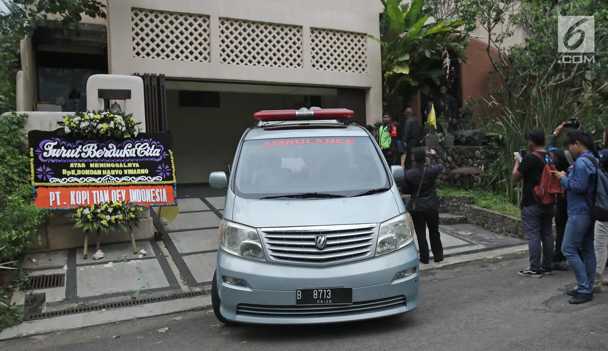Mobil ambulans yang membawa jenazah pakar kuliner Bondan Winarno terparkir di halaman rumah duka kawasan Sentul, Bogor, Rabu (29/11). Sebelumnya, jenazah Bondan Winarno sempat disemayamkan di rumah duka RS Harapan Kita. (Liputan6.com/Herman Zakharia)
