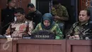 Ketua KPU DKI, Sumarno (kanan) saat menghadiri sidang pembacaan sembilan putusan di Jakarta, Jumat (7/4). (Liputan6.com/Faizal Fanani)