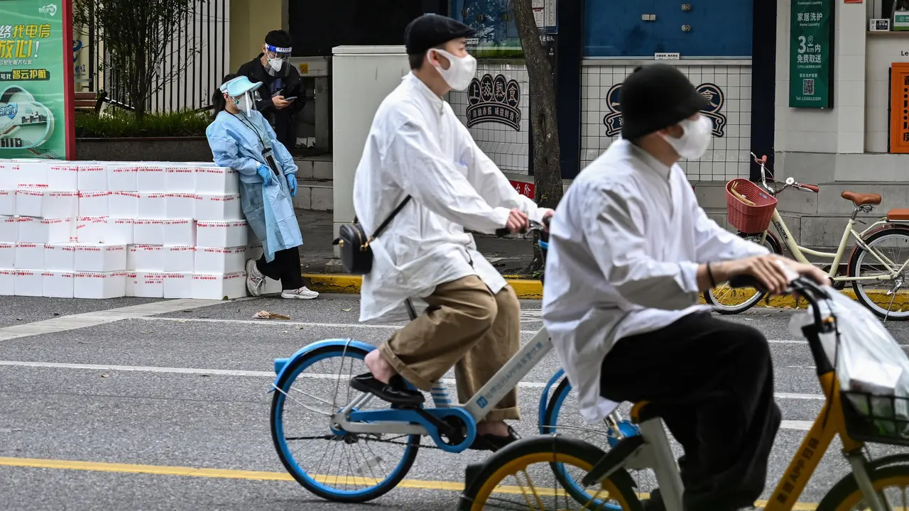 FOTO: Potret Pekerja Pengantar Barang Saat Lockdown di Shanghai
