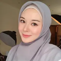Simak inspirasi hijab bernuansa pastel ala Ayana Moon yang bisa maksimalkan gaya hijab kamu. (Foto: Instagram/ @xolovelyayana).