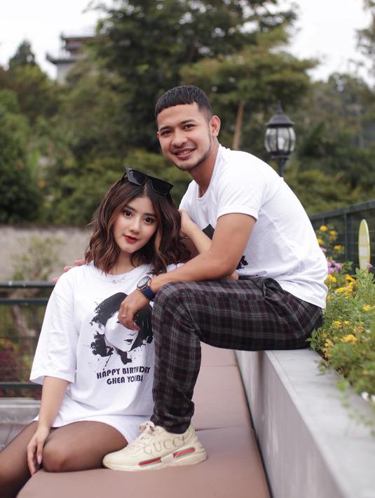 Pemain dengan nomor punggung 18 ini juga sering mengunggah potret kebersamaan dengan sang kekasih, Ghea Youbi. Kali ini, keduanya juga tampil serasi dengan kaus putih. (Liputan6.com/IG/@gianzolanasrullohnugraha)