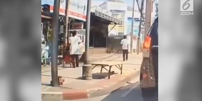 VIDEO: Tega, Pria Tiba-Tiba Tendang Wajah Bocah di Jalan