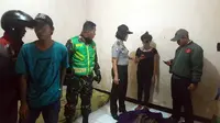 Seorang gadis dan dua remaja yang diduga berbuat asusila digerebek petugas di salah satu tempat kos di Kota Bekasi. (Liputan6.com/Fernando Purba)