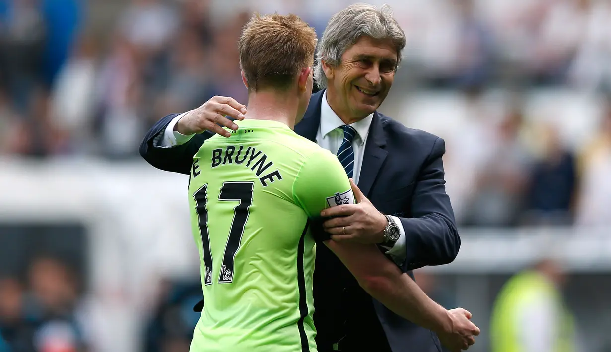 Senyum Manuel Pellegrini saat memeluk gelandang Kevin De Bruyne usai pertandingan di Stadion Liberty, Inggris (15/5). Pellegrini sukses mengantarkan Manchester City ke posisi empat dan merebut tiket liga Champions. (Reuters / Peter Cziborra)