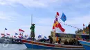 Puluhan perahu hias berlayar saat festival gunung krakatau 2016 di Lampung, Sabtu (27/8). Festival tersebut untuk memperingati 133 tahun letusan gunung krakatau (Liputan6.com/Angga Yuniar)