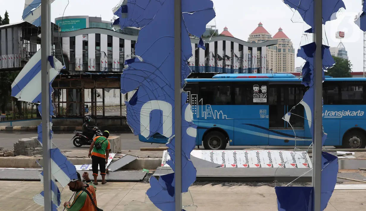 Sisa pecahan kaca masih terlihat di halte transjakarta Senen, Jakarta, Jumat (9/10/2020). Unjuk rasa menentang disahkannya Omnibus Law UU Cipta Kerja berujung aksi anarkis merusak berbagai fasilitas umum pada Kamis malam (8/10). (Liputan6.com/Helmi Fithriansyah)