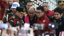 Mantan Kepala Badan Gizi Nasional (BGN), Dadan Hindayana (mengenakan rompi tahanan – tengah) digiring ke mobil tahanan usai menjalani pemeriksaan di Gedung Kejaksaan Agung RI, Jakarta, Rabu (3/6/2026). (Kapanlagi.com/Budy Santoso)