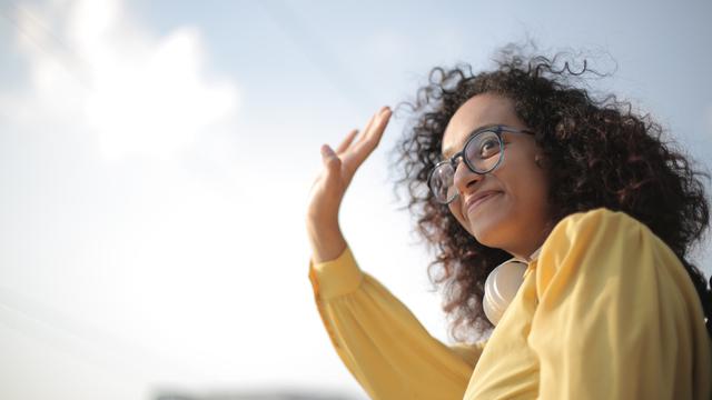 Ilustrasi menyapa, memperkenalkan diri