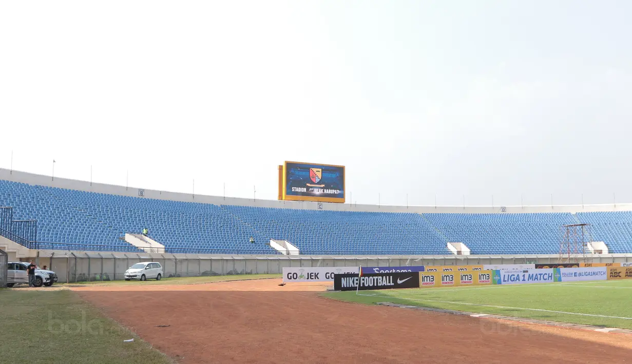 Tribun Utara yang biasanya penuh oleh Bobotoh tampak kosong saat laga Persib Bandung melawan PS TNI pada lanjutan Liga 1 2017 di Stadion Si Jalak Harupat, Sabtu (05/8/2017). Persib menang 3-1. (Bola.com/Nicklas Hanoatubun)