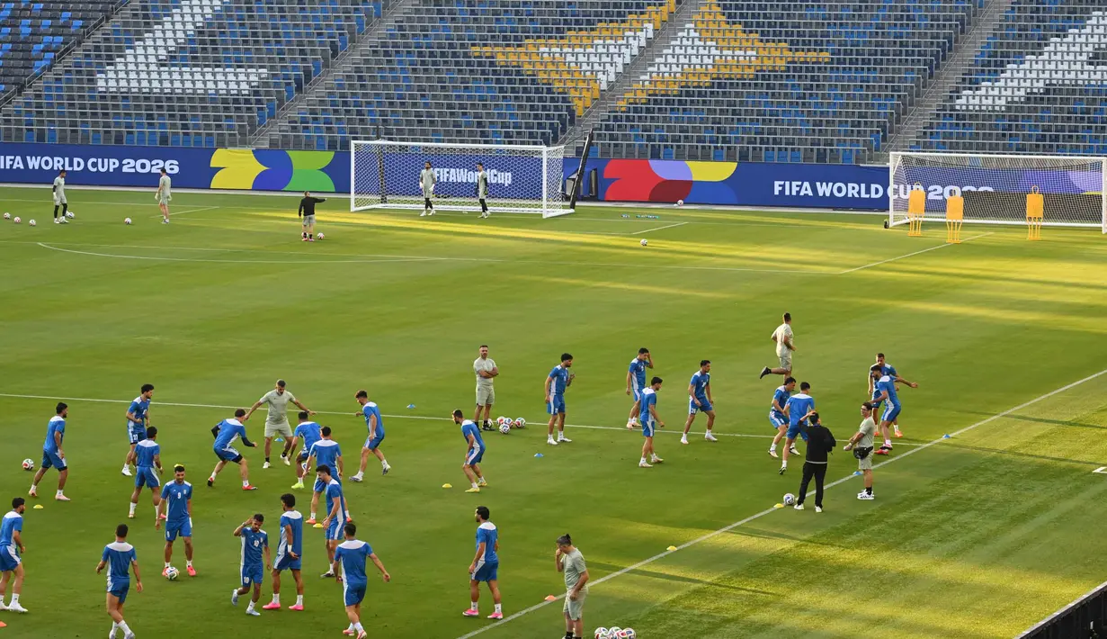 Para pemain Iran mengikuti sesi latihan di Carson Sports Park, California pada Minggu 14 Juni 2026, menjelang pertandingan Grup G Piala Dunia 2026 melawan Selandia Baru. (Patrick T. Fallon/AFP)