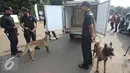 Petugas dan Anjing pelacak mengecek mobil box saat sterilisasi kendaraan yang akan digunakan dalam WIEF ke-12 di Jakarta, Senin (1/8). WIEF ke-12 akan berlangsung di Jakarta pada 2-4 Agustus 2016. (Liputan6.com/Immanuel Antonius)