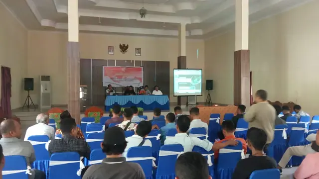 Dr. Hamzah Wulakada, S.P., M.Si, saat membawa materi dalam diskusi publik yang digelar Organisasi Pemuda NKRI. (Foto: LIputan6.com/Ola Keda)