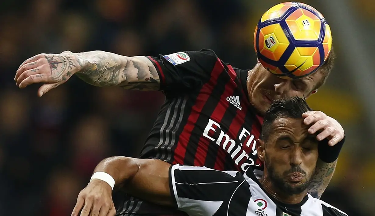 Pemain AC Milan, Juraj Kucka, berebut bola pemain Juventus, Medhi Amine Benatia, pada laga pekan ke-9 Serie A 2016-2017, di San Siro, Minggu (23/10/2016) dini hari WIB. Ma. (AFP/Marco Bertorello)