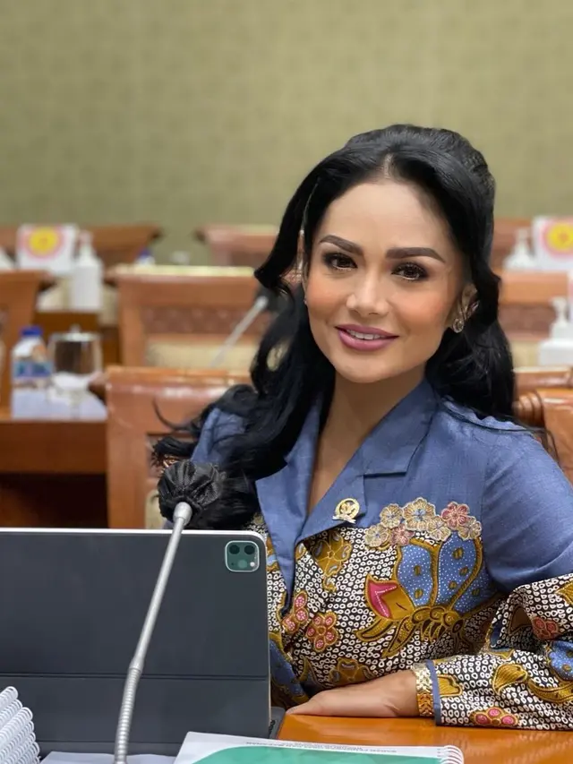 [Fimela] Krisdayanti dan Aurel Hermansyah