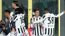 Bek Juventus Danilo (kiri) merayakan dengan timnya setelah mencetak gol ke gawang Atalanta pada pekan ke-25 Liga Italia 2021-2022 di Gewiss Stadium, Senin (14/2/2022). Juventus bermain imbang 1-1 dengan tuan rumah Atalanta. (Andreas SOLARO / AFP)