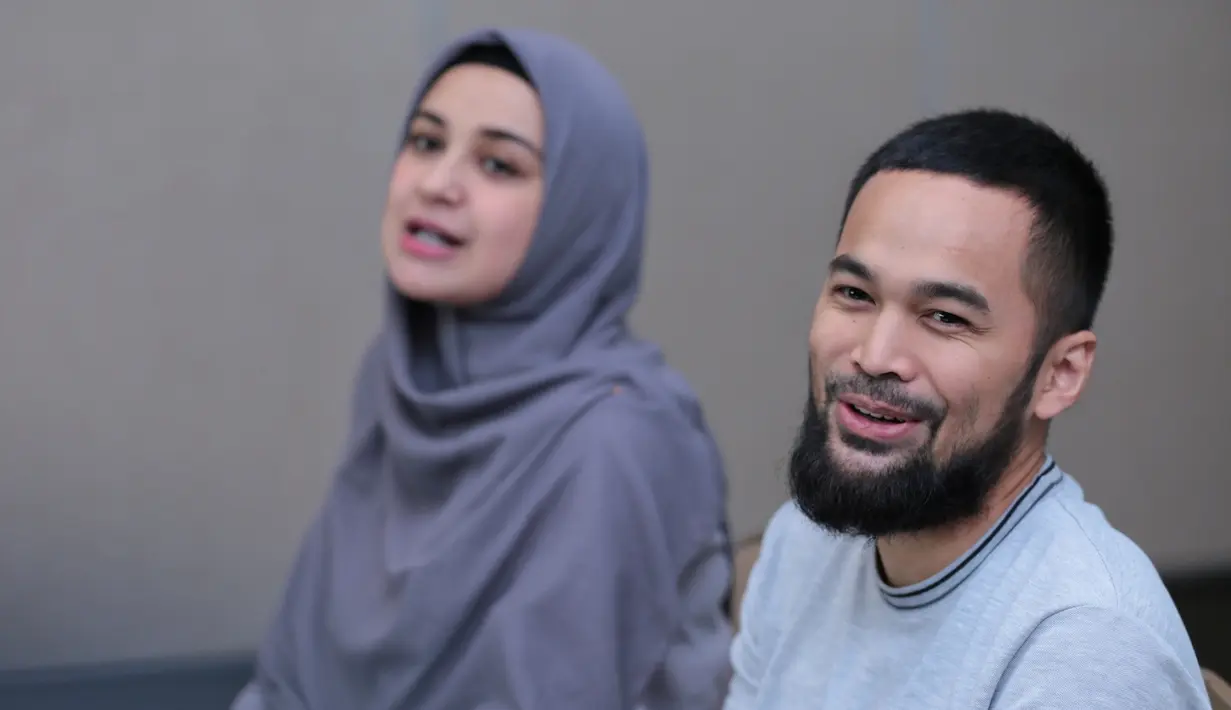 Tak henti-hentinya, Wisnu mengucap terimakasih pada istrinya. Hal itu terlihat dari akun instagram yang diunggah hari ini. Curahan hati panjang ditulis. "TERIMA KASIH ISTRIKU" tulisnya sebagai pembuka. (Adrian Putra/Bintang.com)