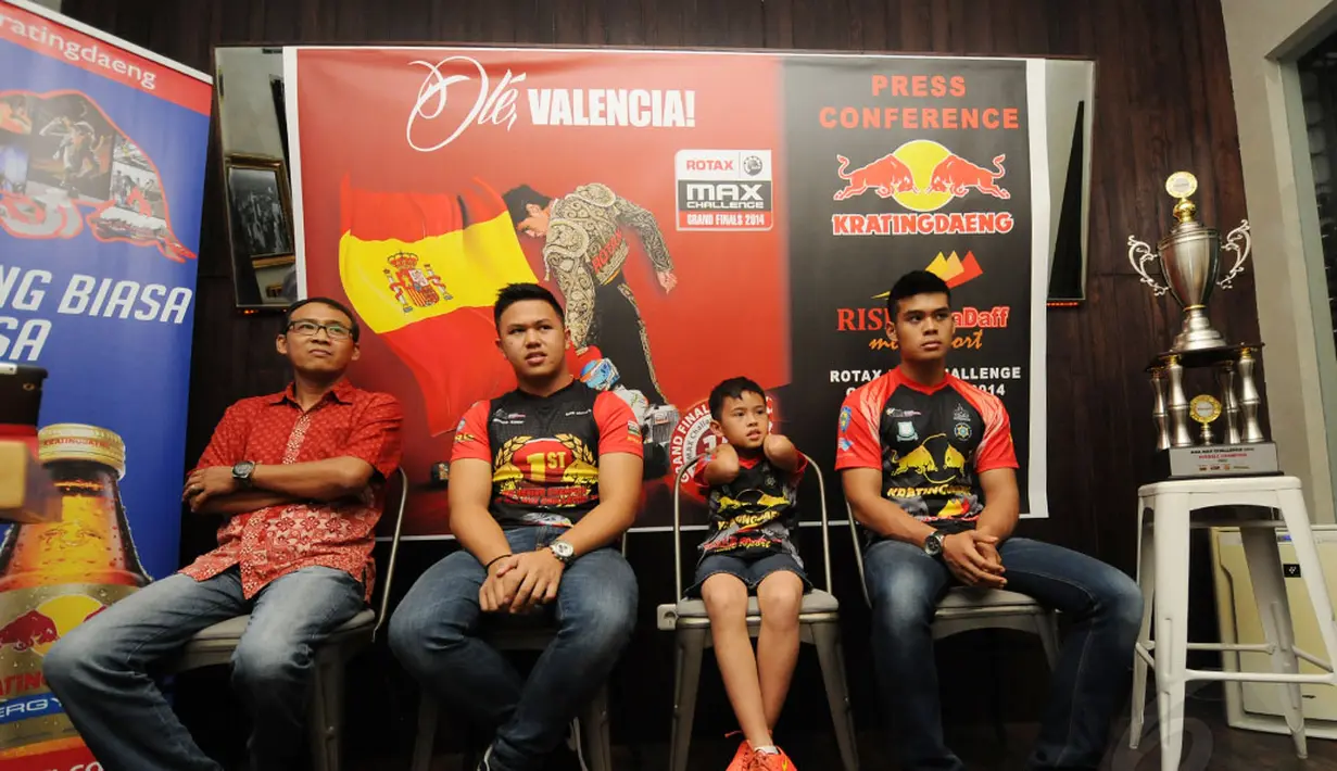 Jelang keberangkatan ke Valencia, Pegokart Indonesia, Senna Noor (kedua dari kiri) mengadakan sesi jumpa pers di Jakarta (20/11/2014). (Liputan6.com/Helmi Fithriansyah)