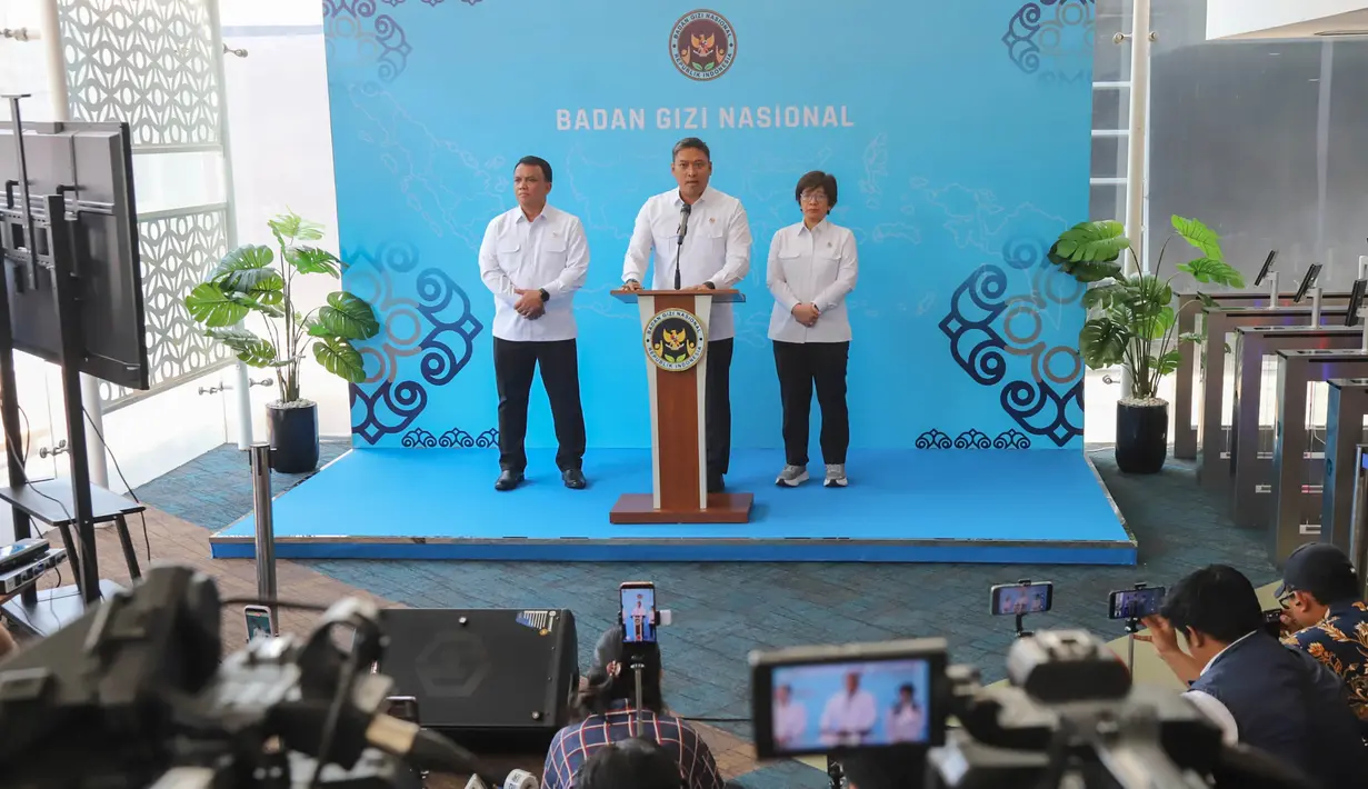 Kepala Badan Gizi Nasional (BGN) Sudaryono  didampingi Wakil Kepala Badan Gizi Nasional Agustina Arumsari  dan Wakil Kepala BGN Trenggono saat jumpa pers  di Kantor BGN, Jakarta, Senin (27/07/2026). (KLY/ Arie Basuki)