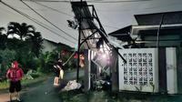 Atap warung bakso milik Yudi, warga Kelurahan Gunung Terang, Kecamatan Langkapura, Bandar Lampung diterjang angin puting beliung. Foto: (Liputan6.com/Ardi).