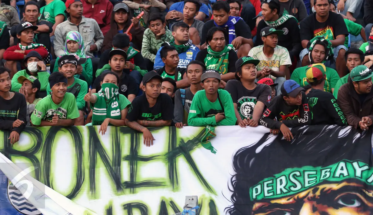 Sejumlah suporter Persebaya Utd berada tribun Utara Stadion Si Jalak Harupat, Bandung, Minggu (9/6/2015). Kedatangan suporter untuk menyaksikan laga Persib melawan Persebaya Utd di lanjutan Grup A Piala Presiden 2015. (Liputan6.com/Helmi Fithriansyah) 