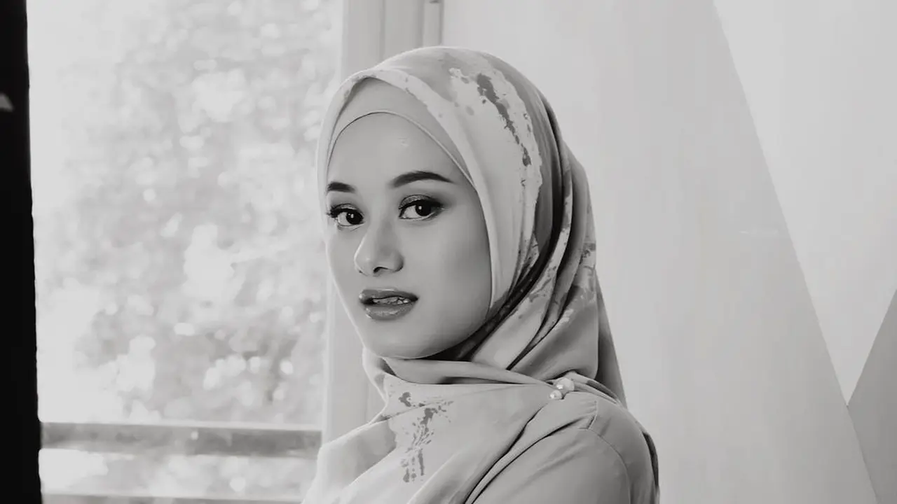 Selalu Pakai Pashmina, Ini 6 Potret Dinda Hauw dalam Balutan Jilbab Segiempat