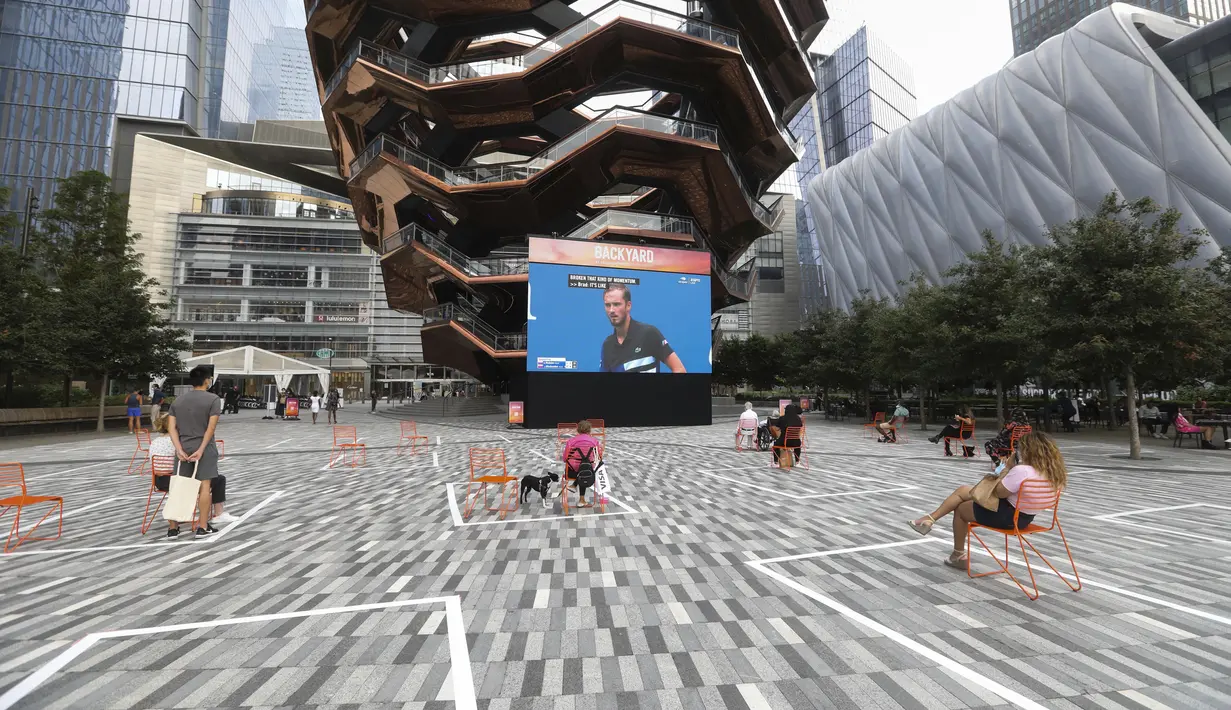 Sejumlah orang terlihat di lapangan terbuka yang diberi tanda untuk mengingatkan warga agar menerapkan jaga jarak sosial di Hudson Yards, New York City, Amerika Serikat, 9 September 2020. Hingga 9 September 2020, jumlah kematian akibat COVID-19 di AS melampaui 190 ribu orang. (Xinhua/Wang Ying)