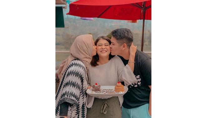 Jarang Tersorot, Ini 6 Potret Sultan Harsya Adik Kesha Ratuliu (sumber: Instagram.com/kesharutuliu05)
