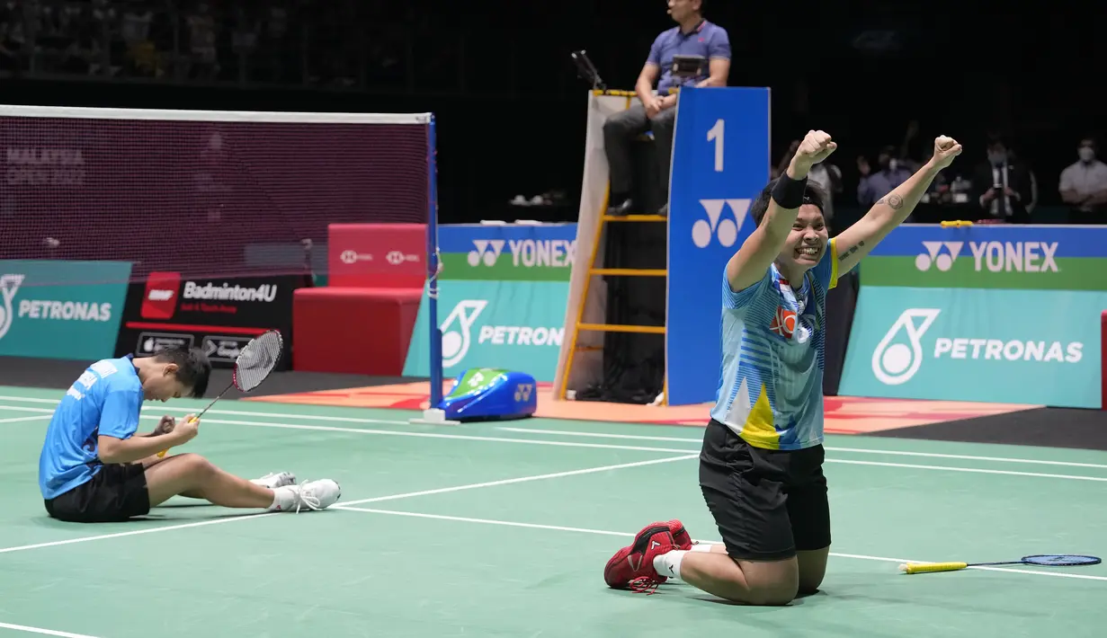 Ganda putri Indonesia Apriyani Rahayu/Siti Fadia Silva Ramadhanti berselebrasi usai mengalahkan Zhang Shu Xian/Zheng Yu dari China pada pertandingan final turnamen bulu tangkis Malaysia Open di Bukit Jalil Axiata Arena, Kuala Lumpur, Malaysia, Minggu (3/7/2022). Apri/Fadia menang dengan skor 21-18, 12-21, dan 21-19. (AP Photo/Vincent Thian)