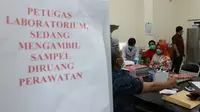 Petugas medis RSUD Anutapura Palu sedang mengambil sampel sejumlah warga untuk kepentingan pemeriksaan kesehatan. (Foto: Liputan6.com/ Heri Susanto).