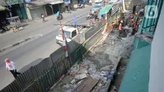 Pekerja mengerjakan pembangunan proyek revitalisasi pasar Ciputat yang sudah tak baik untuk transaksi jual beli, Tangerang Selatan, Jumat (4/9/2020). Pasar Ciputat akan diubah seperti pusat perbelanjaan pasar rakyat yang modern dengan kosep masih tetap pasar tradisional. (merdeka.com/Dwi Narwoko)