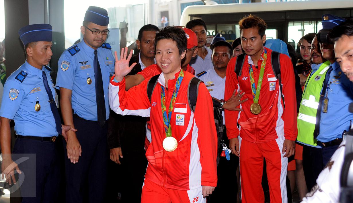 Ganda campuran Indonesia, Lilyana Natsir (depan) dan Tontowi Ahmad saat tiba di Bandara Soekarno Hatta, Banten, Selasa (23/8/2016). Tontowi Ahmad/Lilyana Natsir berhasil meraih emas olimpiade Rio 2016 di Brasil. (Liputan6.com/HelmiFithriansyah)